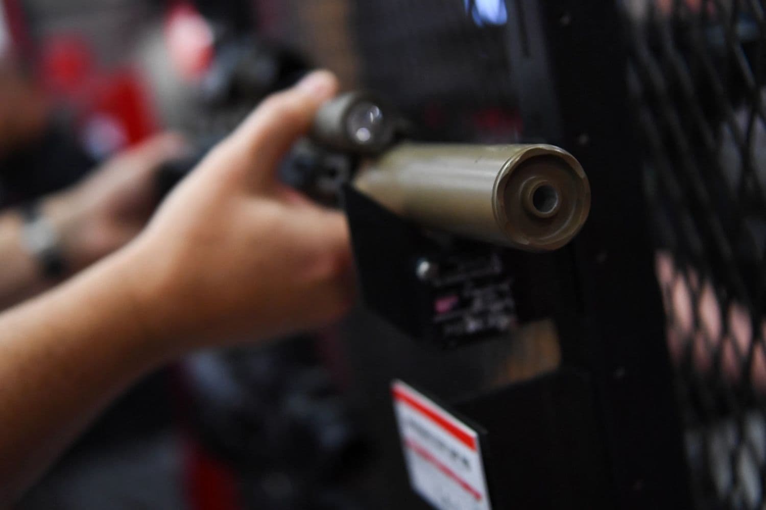 Se exhibe un supresor de sonido para armas de fuego de la marca SureFire, comúnmente conocido como silenciador, durante la Reunión Anual de la Asociación Nacional del Rifle (NRA) en el Centro de Convenciones George R. Brown, en Houston, Texas, el 28 de mayo de 2022. (Patrick T. Fallon/AFP vía Getty Images)
