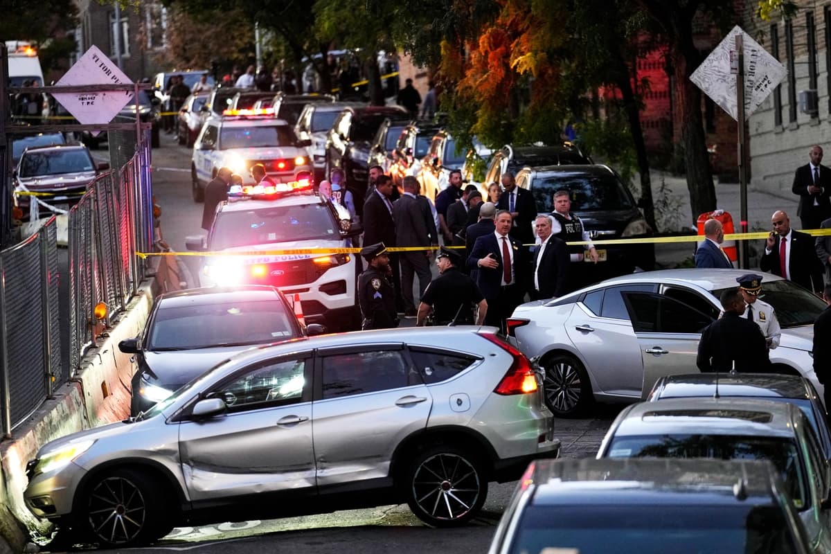 Agentes del orden público trabajan en el lugar de un tiroteo en Nueva York el 8 de octubre de 2026. (Foto de Seth Wenig/AP).