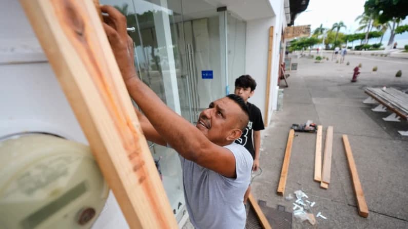 Puerto Vallarta se prepara ante la llegada del huracán Simon, de categoría 4