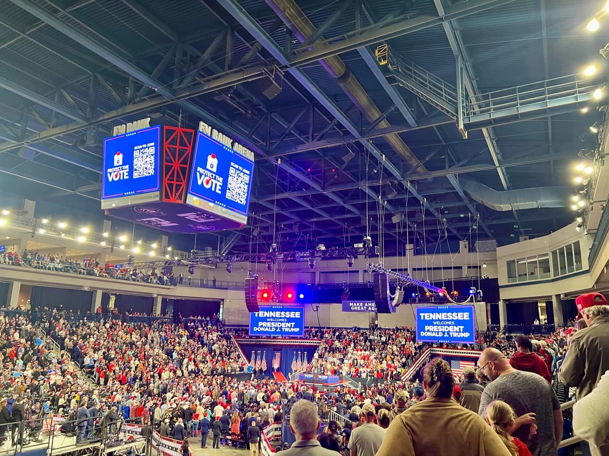 El presidente Donald Trump pronunció un discurso en el F&M Bank Arena de Clarksville, Tennessee, el 10 de octubre de 2026. (Jacki Thrapp/The Epoch Times)