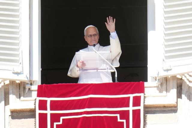 El Papa León XIV pronuncia el rezo del Ángelus en la Plaza de San Pedro, en el Vaticano, el domingo 11 de octubre de 2026. (AP/Gregorio Borgia)