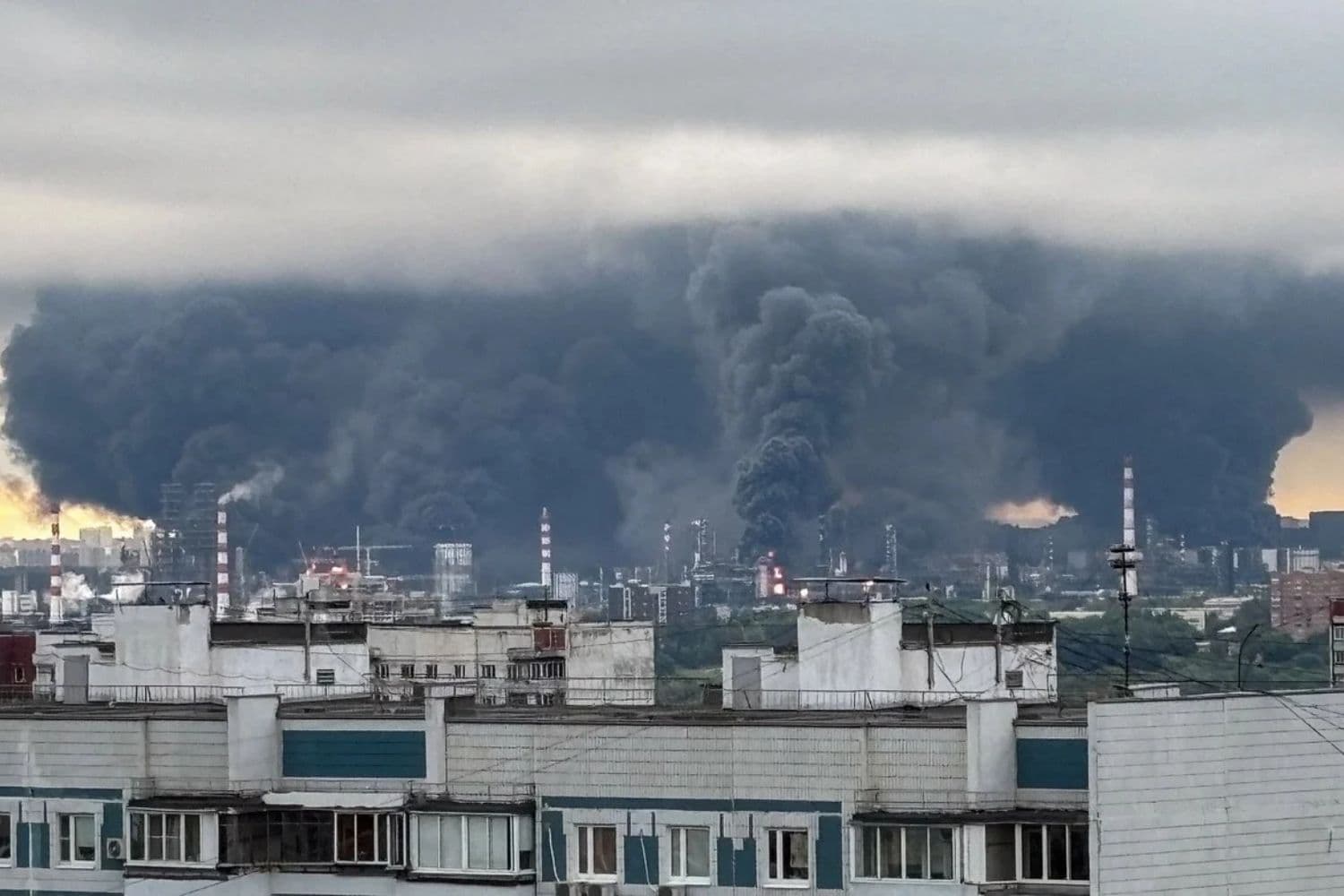Espesas columnas de humo con llamas se elevan desde una refinería de petróleo tras lo que las autoridades afirman que es un ataque con drones ucranianos en el marco del conflicto entre Rusia y Ucrania, en Moscú, el 18 de junio de 2026. (REDES SOCIALES/vía REUTERS)
