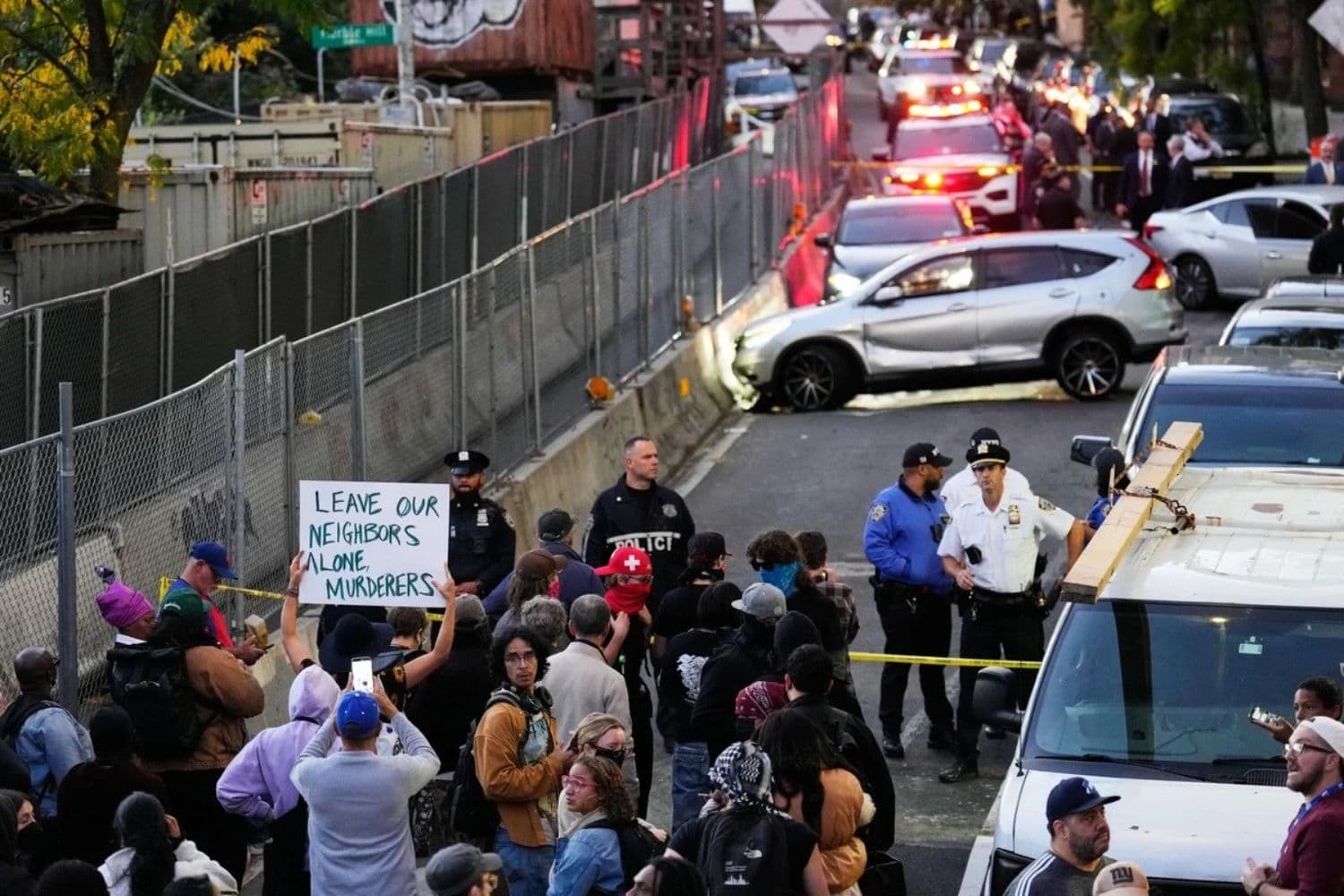 Varias personas se congregan en el lugar de un tiroteo mientras las fuerzas del orden trabajan en la zona de Nueva York el 8 de octubre de 2026. (AP/Seth Wenig)