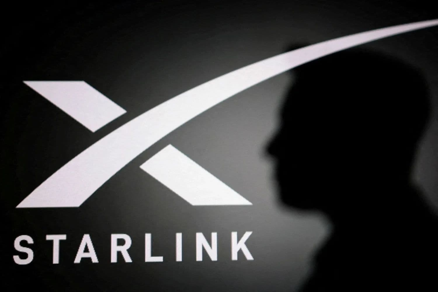 En esta ilustración, tomada el 11 de junio de 2026, se aprecian la silueta de Elon Musk y el logotipo de Starlink. (Dado Ruvic/Ilustración/Reuters)