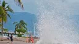 Huracán Simon azota centros turísticos y pueblos vulnerables a lo largo de la costa del Pacífico de México