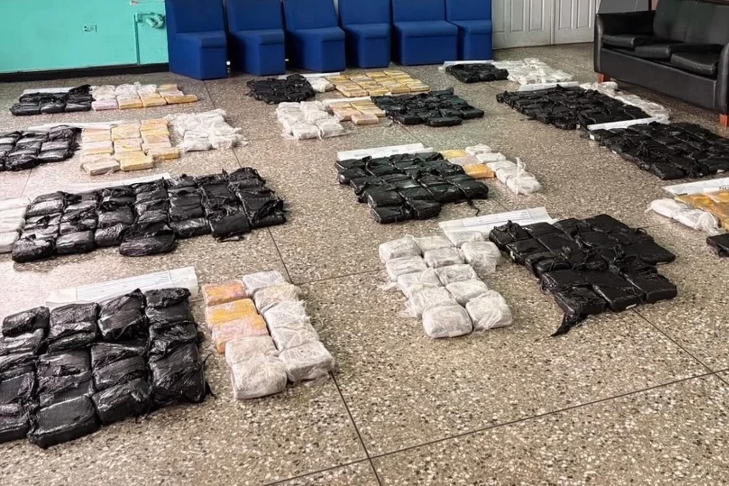Las Fuerzas de Defensa de Trinidad y Tobago, en colaboración con socios estadounidenses, detectaron e interceptaron una embarcación de alta velocidad, incautando 411 paquetes de marihuana con un peso aproximado de 511 libras. (Cortesía de la JIATFS).