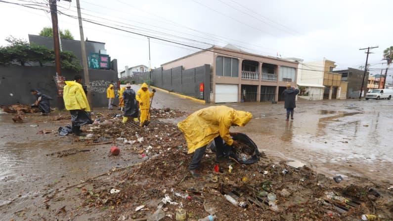 Muere una menor y diez personas siguen desaparecidas tras huracán Rachel en México