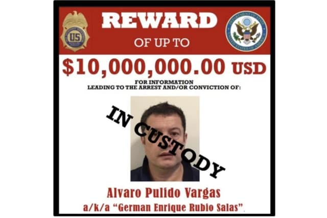 Imagen de Álvaro Pulido en un cartel de recompensa. (Cortesía del Departamento de Justicia de Estados Unidos)