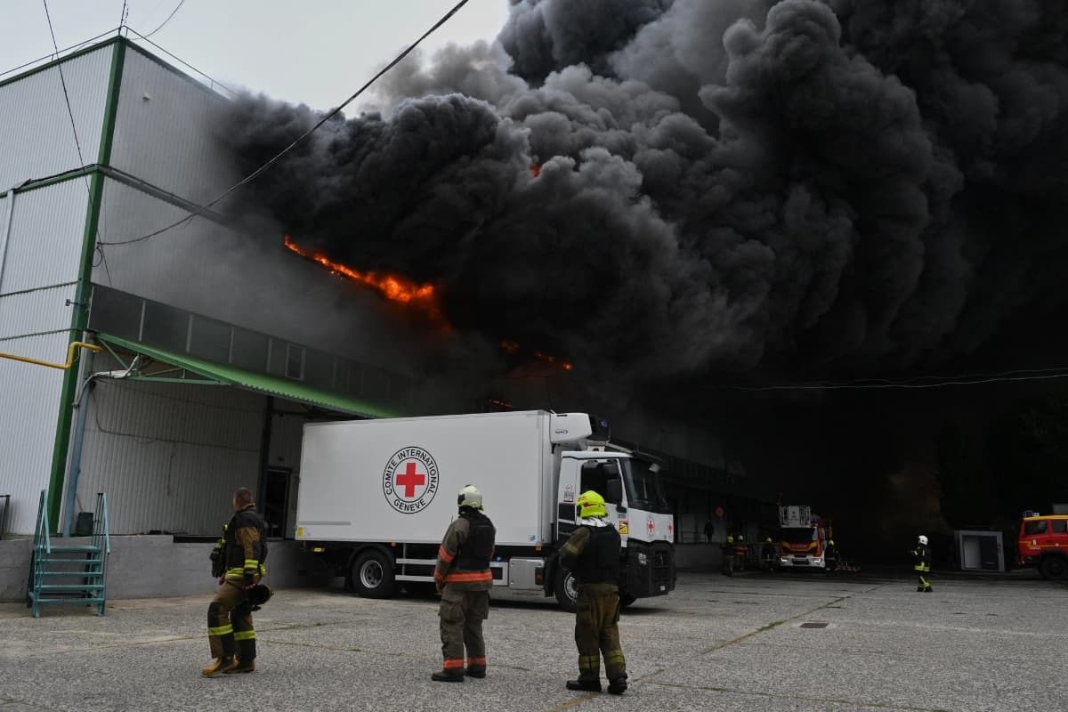 Incendio en unos almacenes tras un ataque aéreo ruso en Odesa, Ucrania, el 13 de septiembre de 2026. (Michael Shtekel/AP Photo)