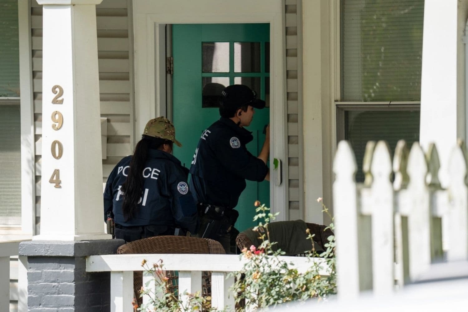 Agentes de la Oficina de Investigaciones de Seguridad Nacional (HSI) registran la vivienda del representante Ilhan Omar (D-Minn. en Washington el 12 de octubre de 2026. Según los informes, el registro forma parte de una investigación penal en curso. (Andrew Leyden/Getty Images)