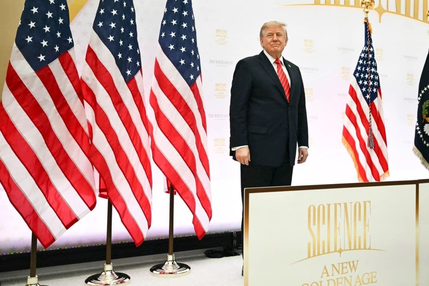 El presidente Donald Trump llega para dar un discurso en la "Cumbre de la Edad de Oro de la Innovación Estadounidense" en el Instituto de la Paz de Washington el 8 de octubre de 2026. (Kent Nishimura/AFP vía Getty Images)