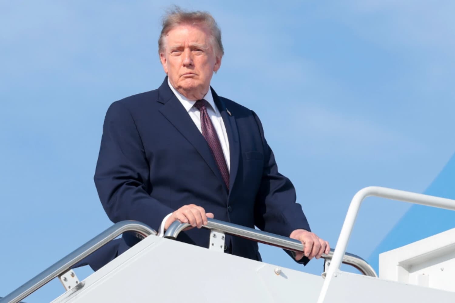 El presidente Donald Trump aborda el Air Force One en la Base Conjunta Andrews, Maryland, el 2 de octubre de 2026. (Anna Moneymaker/Getty Images).