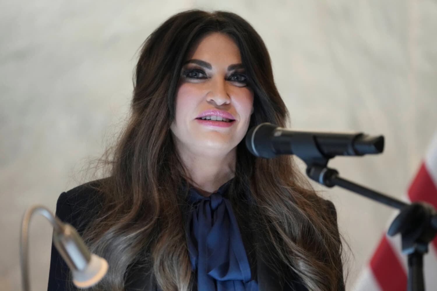 La embajadora de Estados Unidos en Grecia, Kimberly Guilfoyle, pronuncia un discurso durante una ceremonia de inauguración en la sede de la embajada estadounidense en Atenas, Grecia, el 7 de octubre de 2026. (AP/Mark Schiefelbein, Pool).