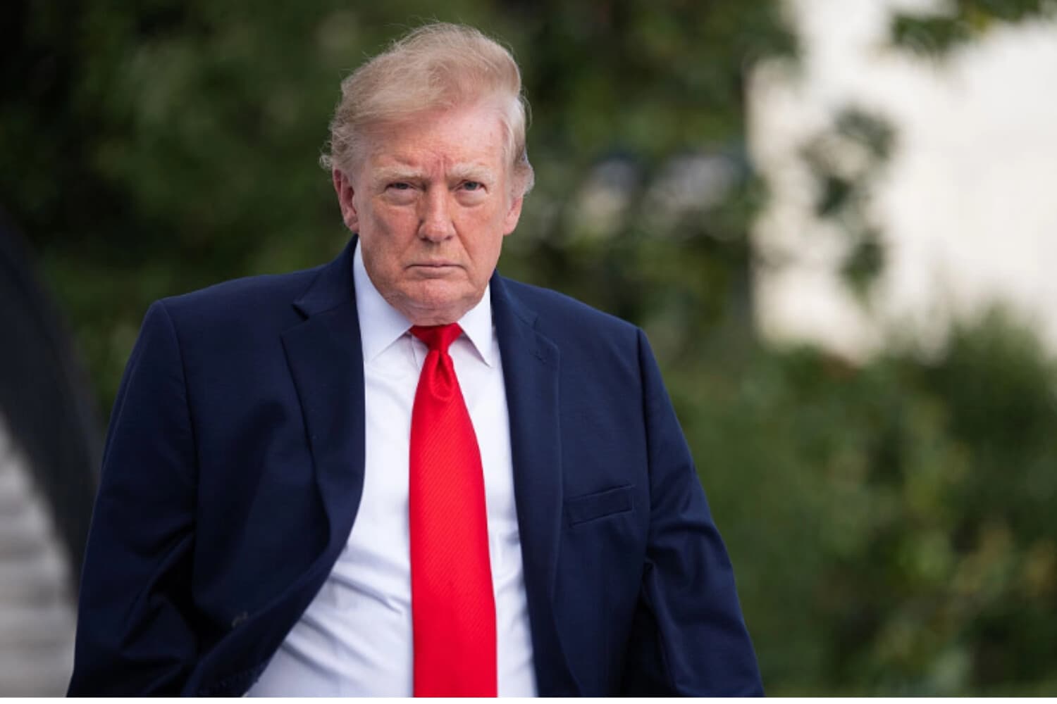 El presidente de los Estados Unidos, Donald Trump, camina por el Jardín Sur al salir de la Casa Blanca el 12 de octubre de 2026. (Aaron Schwartz/Getty)Images).