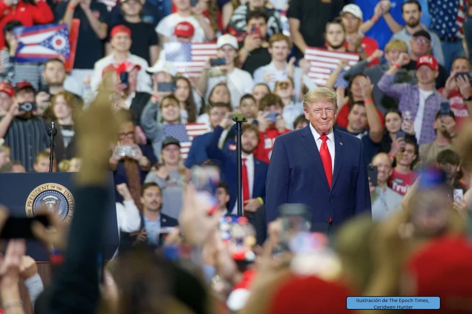 El presidente Donald Trump sube al escenario durante un mitin en el Covelli Centre de Youngstown, Ohio, el 12 de octubre de 2026. (Travis Gillmore/The Epoch Times).