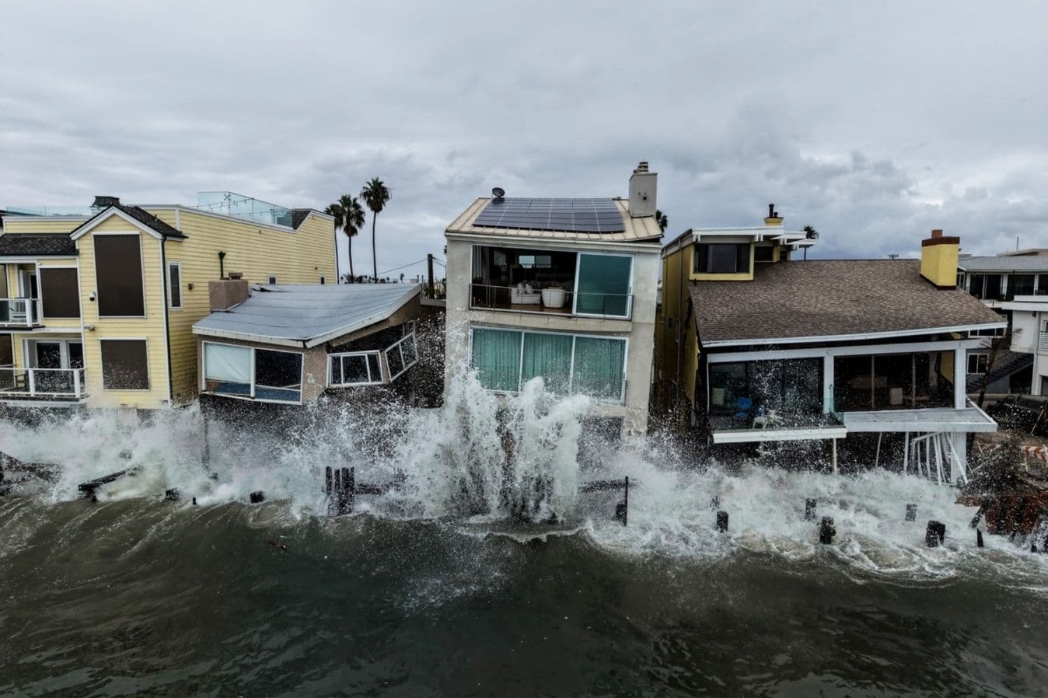 Las olas provocadas por el ciclón postropical Rachel azotan las viviendas frente al mar en Long Beach, California, el 12 de octubre de 2026. (Jae C. Hong/AP Photo)