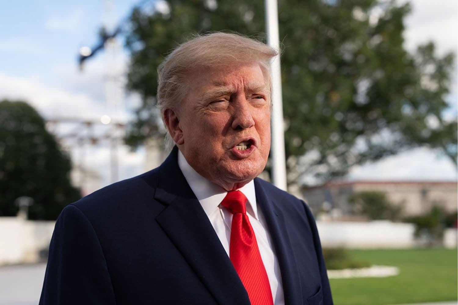 Trump abre posibilidad de eliminar aranceles a Colombia mientras llama "mi amigo" a De La Espriella