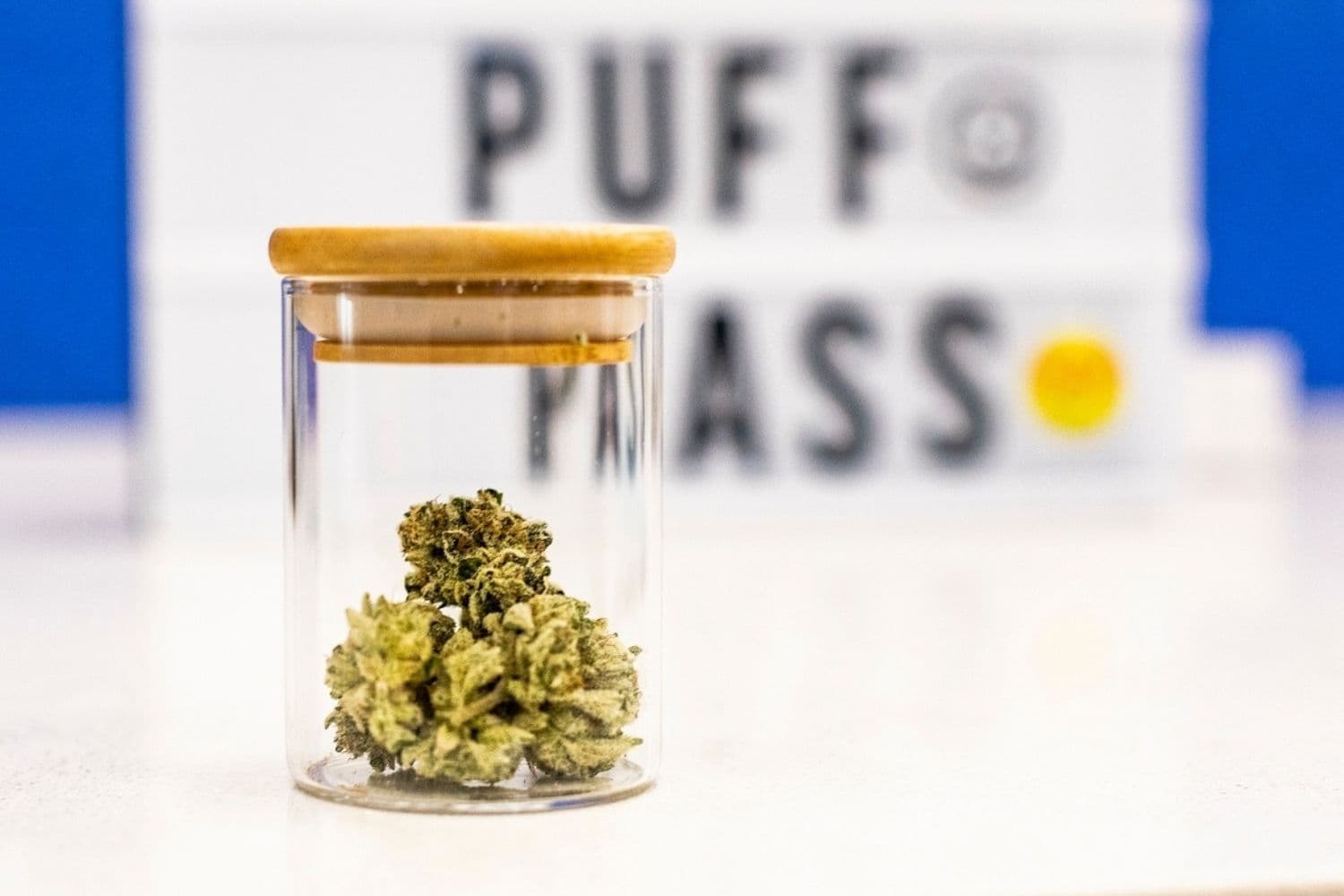 Muestras de marihuana legal se exhiben en un dispensario de marihuana en Santa Ana, California, el 18 de febrero de 2021. (John Fredricks/The Epoch Times)