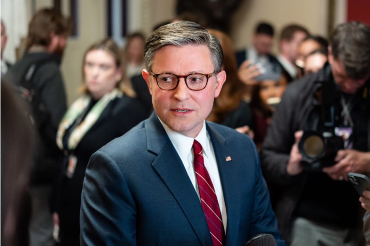 El presidente de la Cámara de Representantes, Mike Johnson (republicano por Luisiana), habla con los periodistas en el Capitolio, en Washington, el 3 de febrero de 2026. (Madalina Kilroy/The Epoch Times).