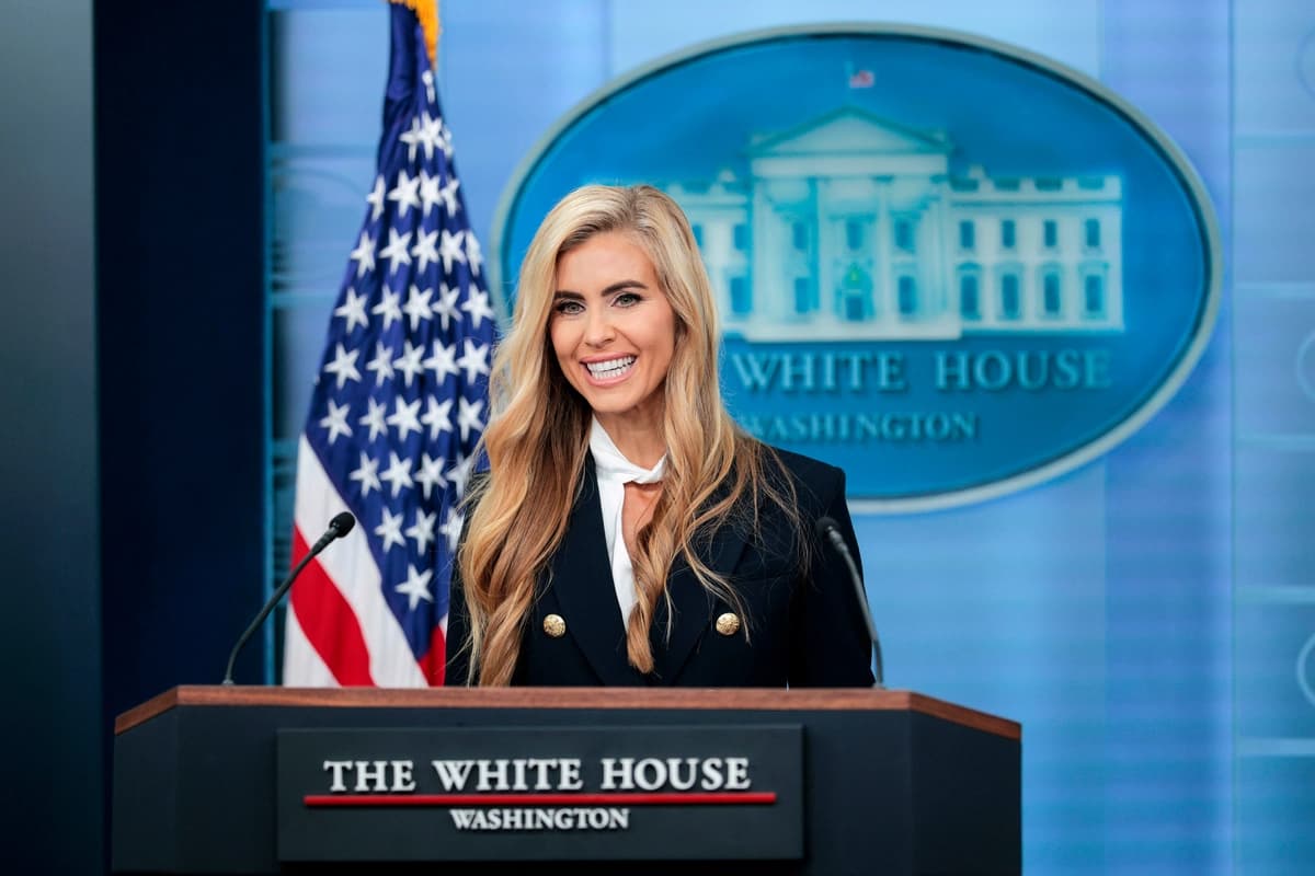 La secretaria de prensa de la Casa Blanca, Katie Zacharia, llega a una rueda de prensa en la Sala de Prensa James S. Brady de la Casa Blanca en Washington, el 13 de octubre de 2026. Zacharia, comentarista conservadora y exasesora de comunicaciones de Trump Media, respondió a las preguntas de los periodistas en su primera rueda de prensa como nueva secretaria de prensa de la Casa Blanca. (Chip Somodevilla/Getty Images).