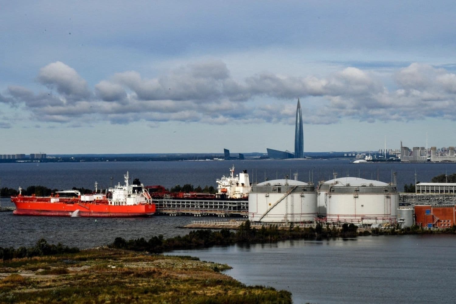 La terminal petrolera del puerto de San Petersburgo, 26 de septiembre de 2025. (Olga Maltseva/AFP vía Getty Images)