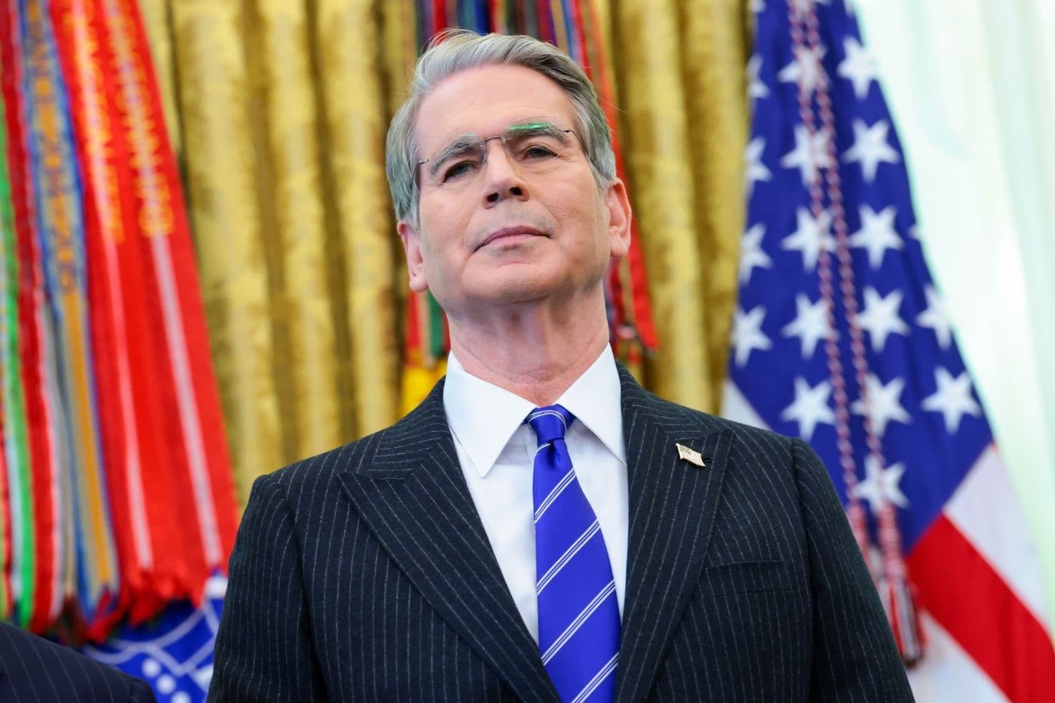 El secretario del Tesoro, Scott Bessent, observa durante un acto celebrado en el Despacho Oval de la Casa Blanca el 7 de octubre de 2026 en Washington, D.C. (Anna Moneymaker/Getty Images)