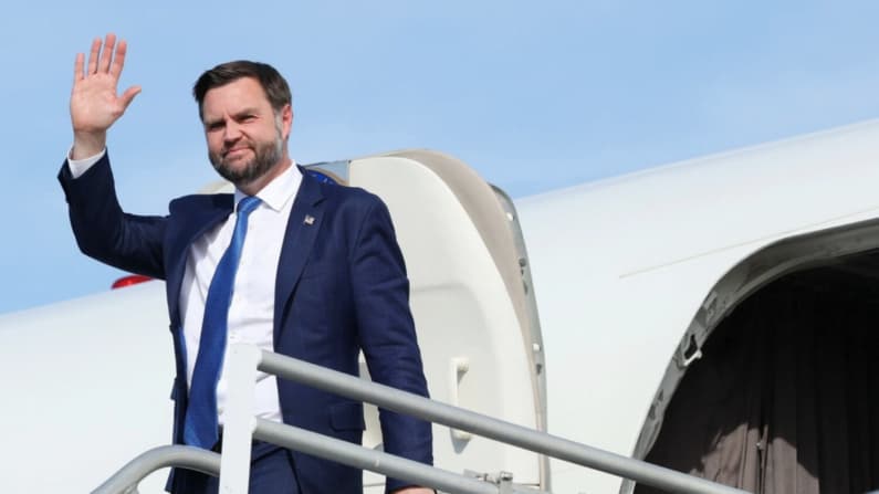 Vance dice que ni él ni Trump sabían de la orden de registro contra la representante Ilhan Omar