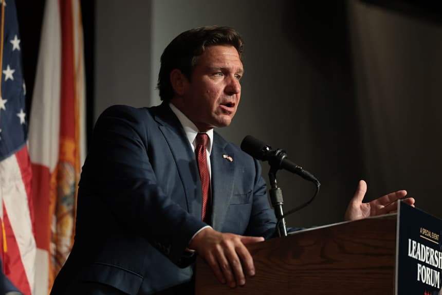 El gobernador de Florida, Ron DeSantis, pronuncia un discurso mientras preside un foro de liderazgo en el TPepin’s Hospitality Centre el 1 de septiembre de 2026 en Tampa, Florida. (Joe Raedle/Getty Images)