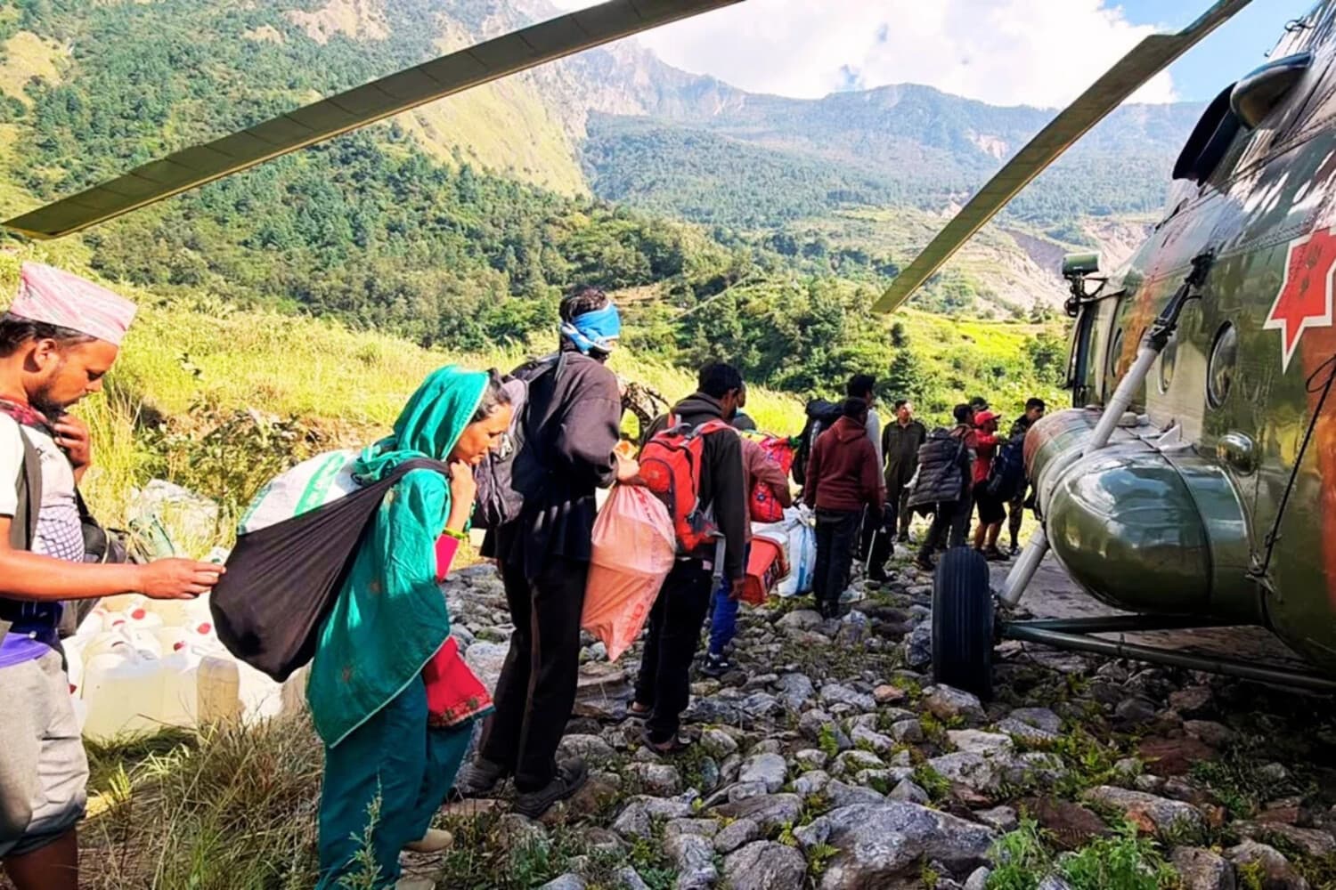 Una fotografía facilitada por el Ejército nepalí muestra cómo se rescata a la población local para trasladarla a un lugar más seguro tras las inundaciones repentinas del río Budhi Gandaki en el distrito de Gorkha, Nepal, el 12 de octubre de 2026. Hay cinco personas desaparecidas y más de una docena de casas y puentes han sido arrasados por una crecida repentina cargada de escombros, según la Autoridad Nacional de Reducción y Gestión del Riesgo de Desastres (NDRRMA). (Inundaciones) (EFE/EPA/EJÉRCITO DE NEPAL)