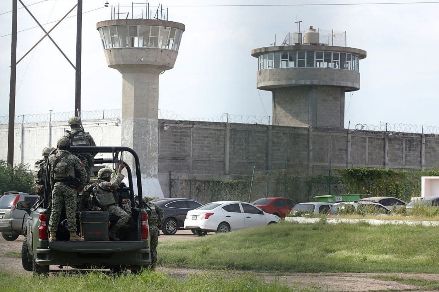 Miembros del Ejército mexicano montan guardia frente a la prisión de El Castillo tras las noticias de un motín en el centro penitenciario de Mazatlán, México, el 8 de octubre de 2026. (Carlos López / AFP vía Getty Images)