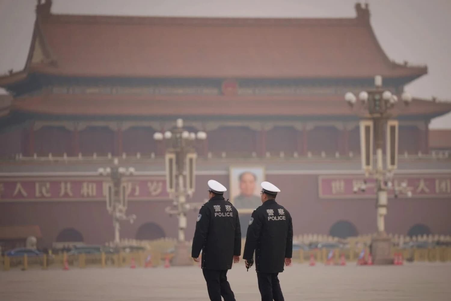 La policía patrulla la Plaza de Tiananmen antes de la sesión de clausura de la Conferencia Consultiva Política del Pueblo Chino (CCPPCh) en Beijing, el 10 de marzo de 2025. (Vincent Thian/AP Photo).