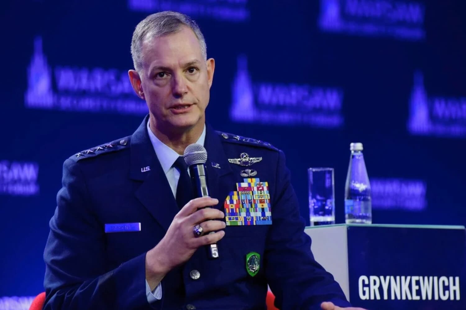 El general Alexus G. Grynkewich, de la Fuerza Aérea de Estados Unidos, comandante del Comando Europeo de Estados Unidos y comandante supremo aliado en Europa, pronuncia un discurso en el Foro de Seguridad de Varsovia, en Varsovia, Polonia, el 12 de octubre de 2026. (Attila Husejnow/AP Photo).