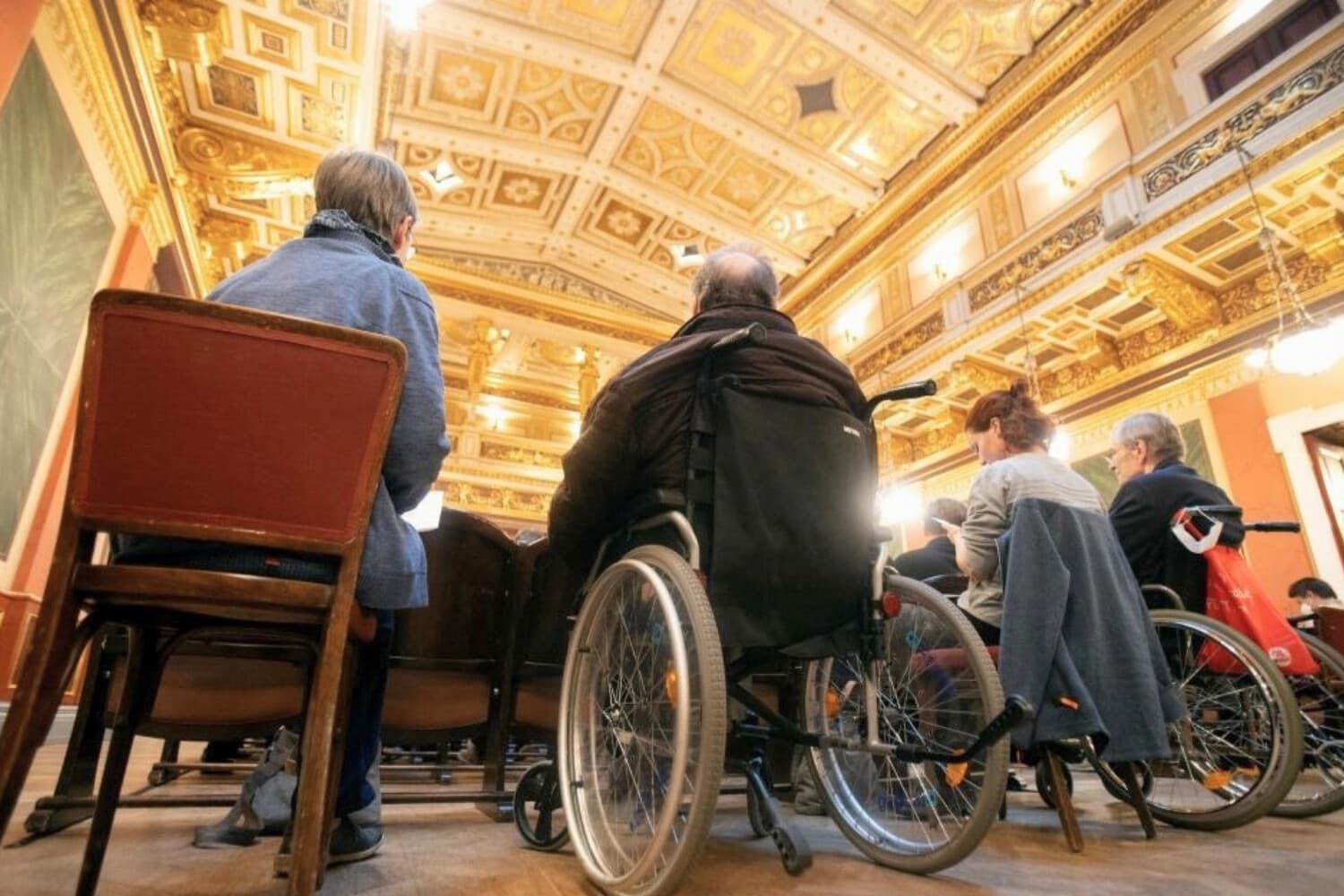 Espectadores en silla de ruedas asisten a un concierto específicamente dirigido a personas con demencia en el Wiener Musikverein de Viena el 5 de diciembre de 2022. (Alex Halada/AFP vía Getty Images).