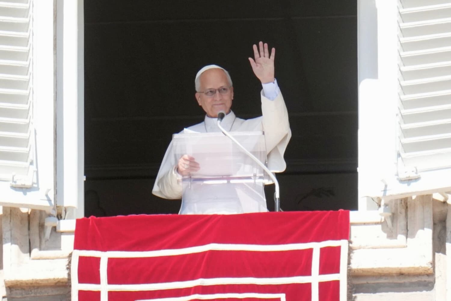 El Papa León XIV dirige la oración del Ángelus en la Plaza de San Pedro, en el Vaticano, el 11 de octubre de 2026. (Gregorio Borgia/AP Photo).
