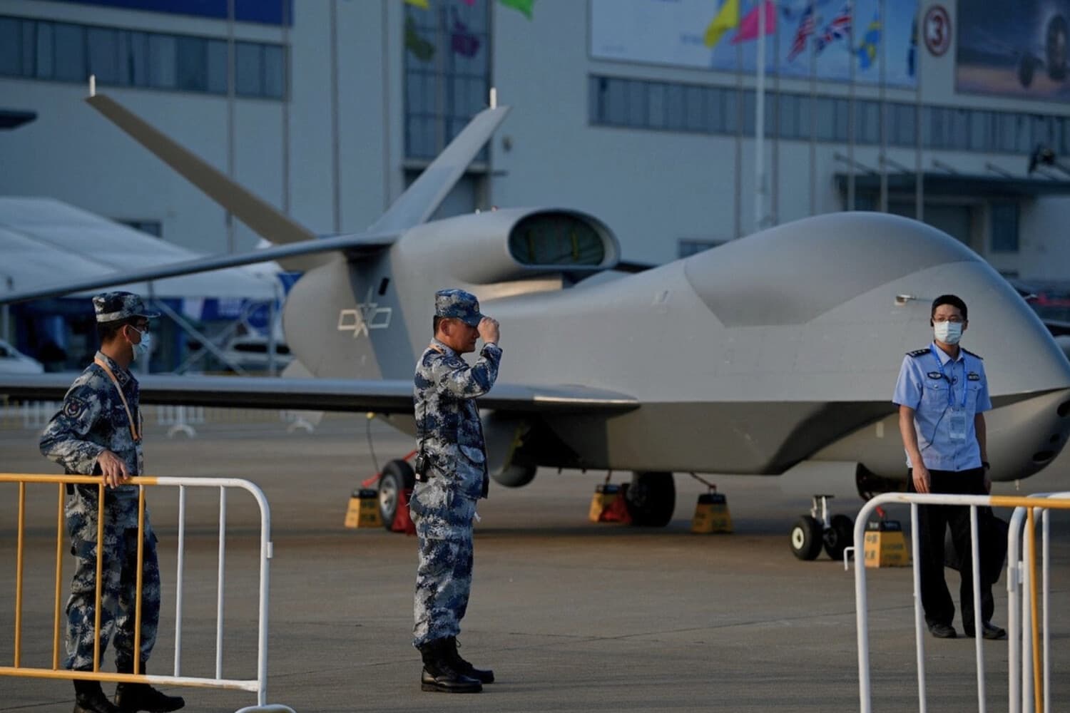 Un dron de reconocimiento de gran altitud WZ-7 de la Fuerza Aérea Popular de Liberación (EPL) es visto un día antes de la 13ª Exposición Internacional de Aviación y Aeroespacial de China en Zhuhai, en el sur de la provincia de Guangdong, China, el 27 de septiembre de 2021. (Noel Celis/AFP vía Getty Images).