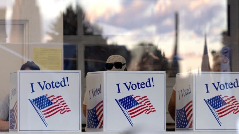 DOJ anuncia cargos contra 16 personas por presunto voto ilegal