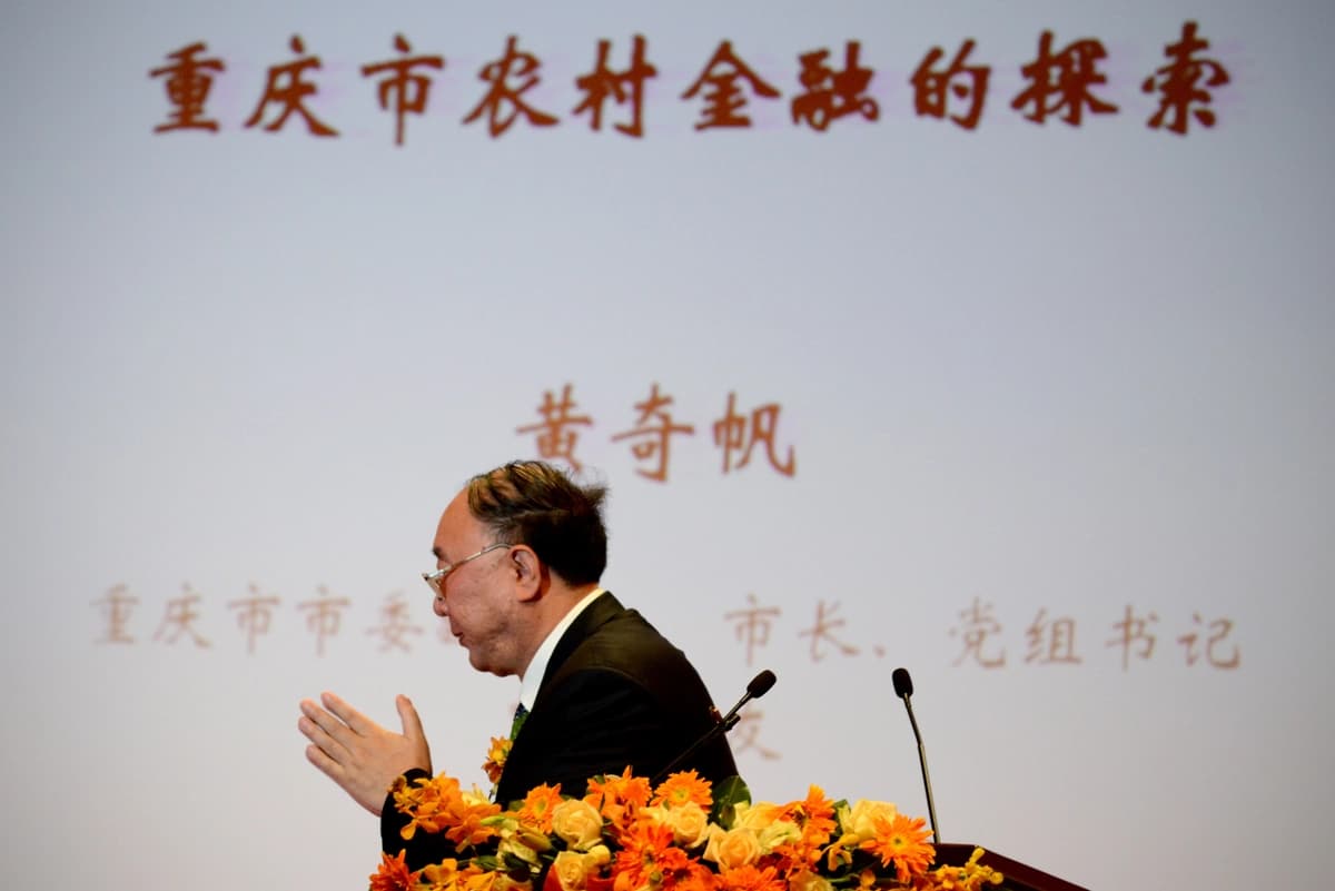 El alcalde de Chongqing, Huang Qifan, reacciona al finalizar un discurso en un foro en Beijing el 11 de mayo de 2013. (Wang Zhao/AFP vía Getty Images).