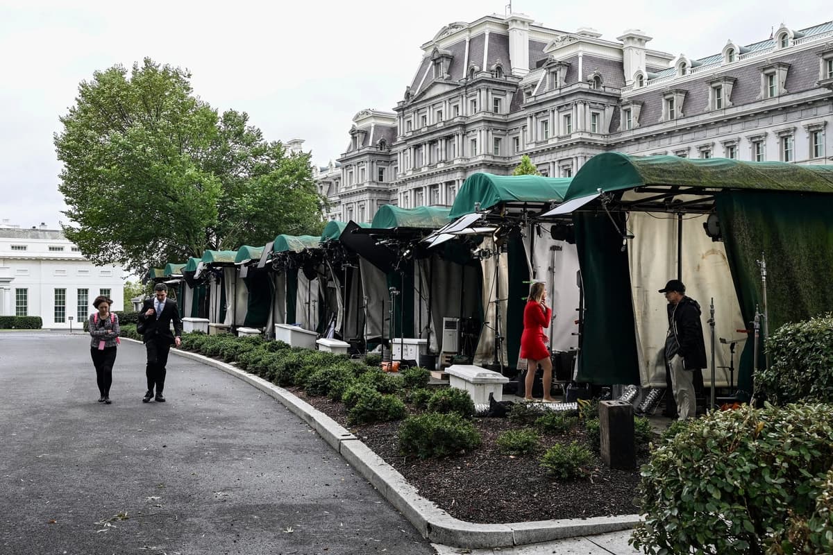 Espacios de trabajo de las cadenas de televisión frente a la Casa Blanca en Washington, el 23 de septiembre de 2026. (Alex Wroblewski/AFP vía Getty Images)