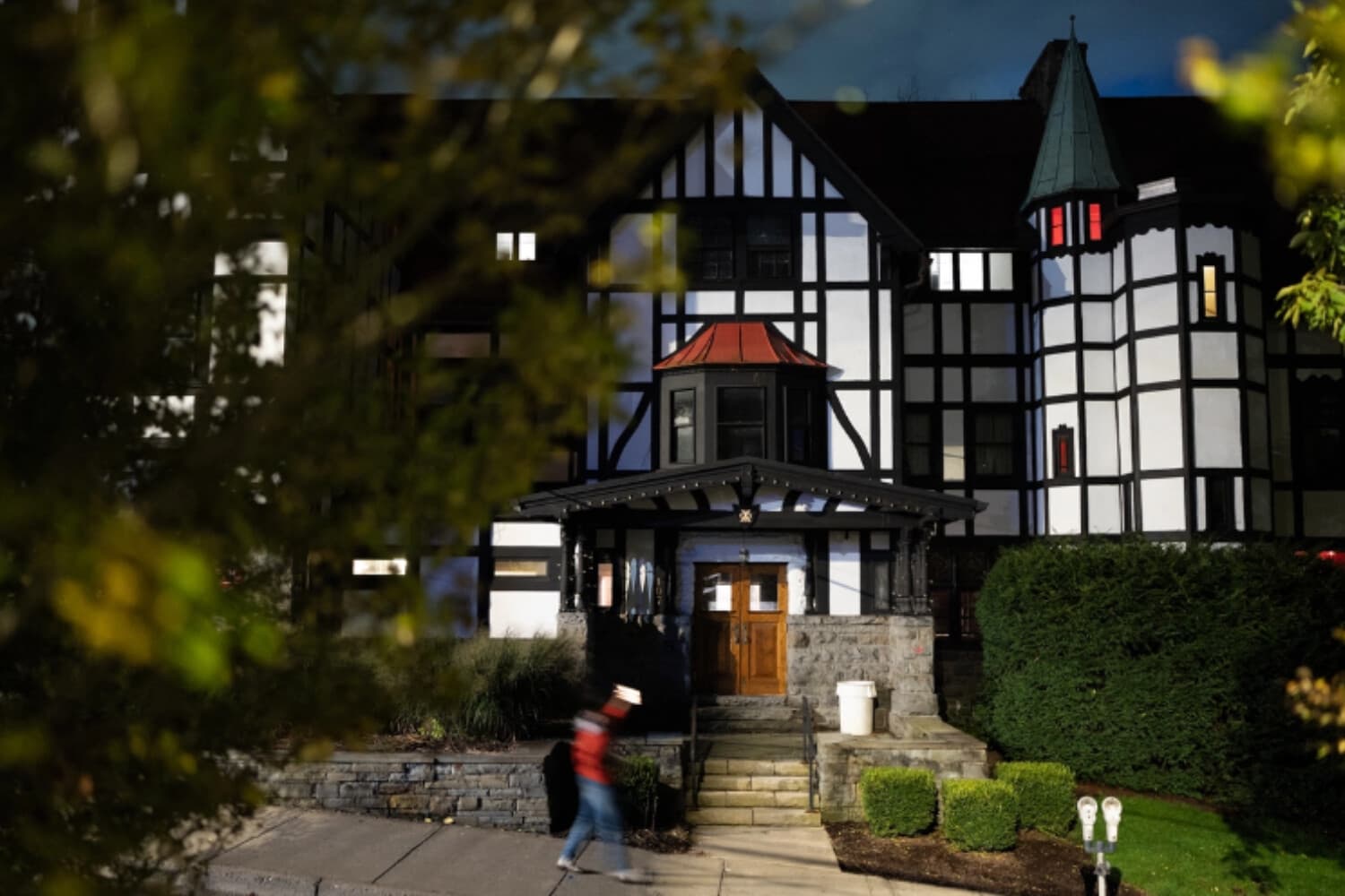 El edificio del campus de la Universidad de Cornell donde tuvo lugar una presunta violación en grupo en Ithaca, Nueva York, el 2 de octubre de 2026. (Matt Burkhartt/AFP vía Getty Images).