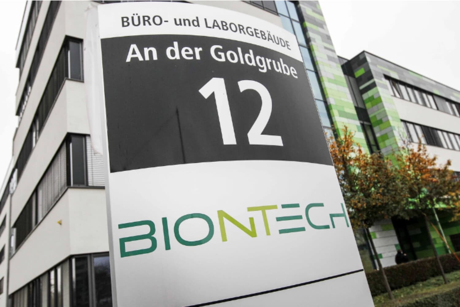 El logotipo de la empresa alemana BioNTech en la sede de la compañía en Maguncia, Alemania, el 12 de noviembre de 2020. D(aniel Roland/AFP vía Getty Images).