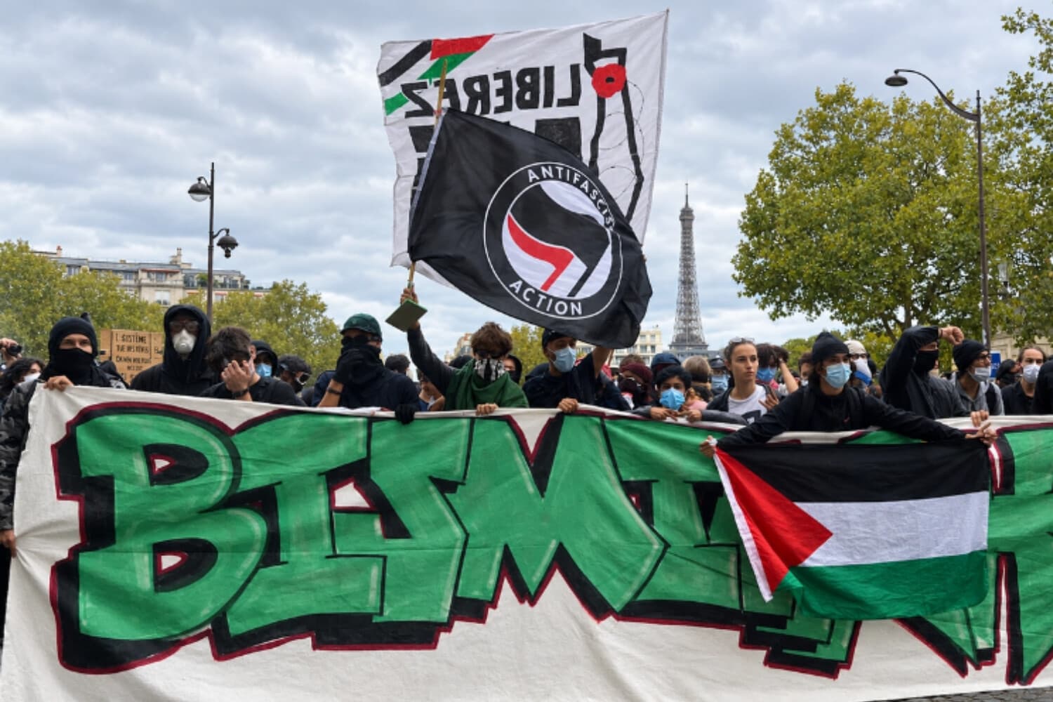Manifestantes que portan banderas palestinas y antifascistas se enfrentan a la policía en la plaza Vauban de París el 13 de octubre de 2026. (Etienne Fauchaire/The Epoch Times).