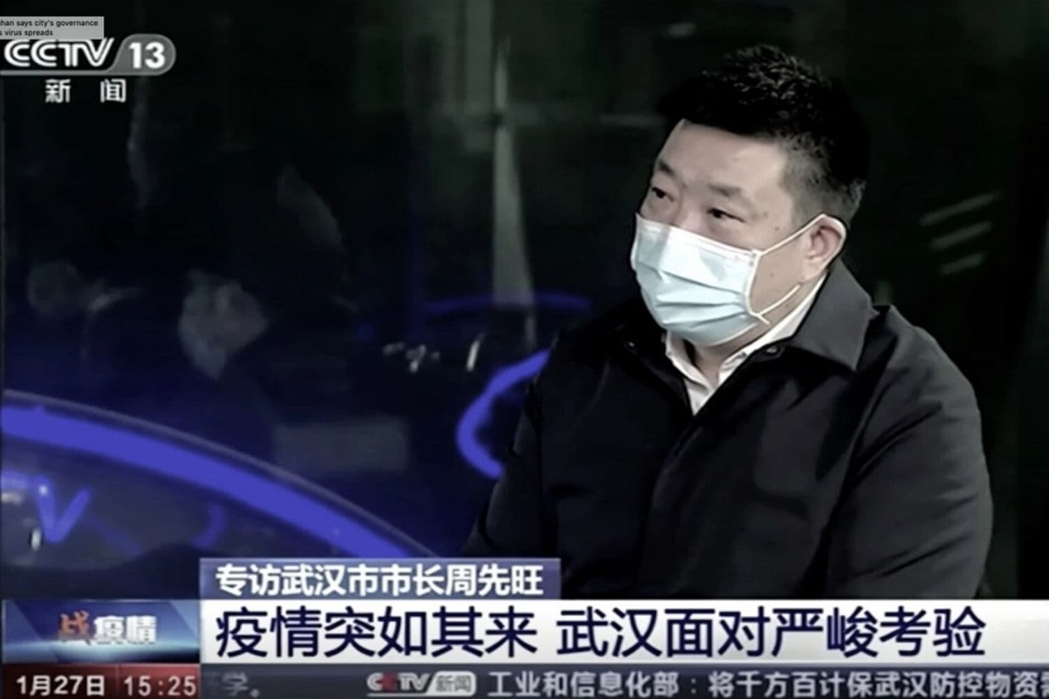 El alcalde de la ciudad de Wuhan, Zhou Xianwang, durante una entrevista en la cadena estatal china CCTV que se transmitió el 27 de enero de 2020. Wuhan fue el epicentro del brote de COVID-19. (Captura de pantalla vía Reuters)