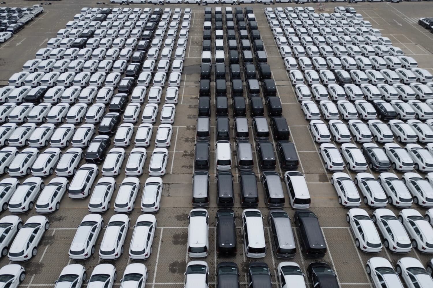 Una imagen de vehículos nacionales (EV) a la espera de ser cargados en un buque ro-ro para su exportación en el puerto de Yantai, en Yantai, China, el 10 de abril de 2026. (Getty Images).