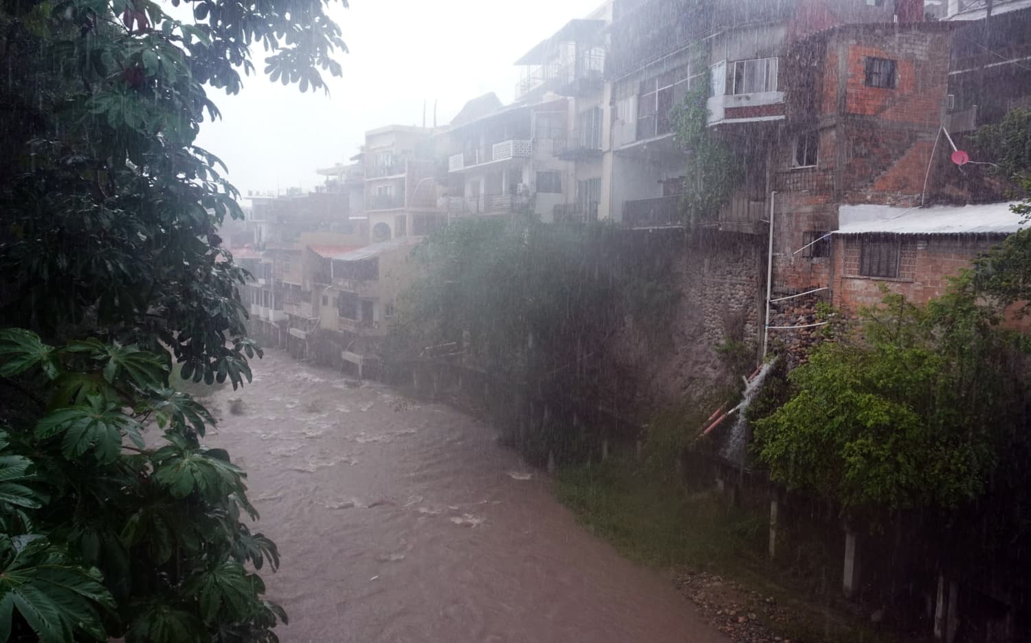Fotografía de una calle inundada tras lluvias provocadas por el paso del huracán Simón este martes, mientras la tormenta tropical Trudy se formó en el Pacífico mexicano a partir de la depresión tropical Veintiuno-E, en Puerto Vallarta, México. (EFE/ Arturo Montero)