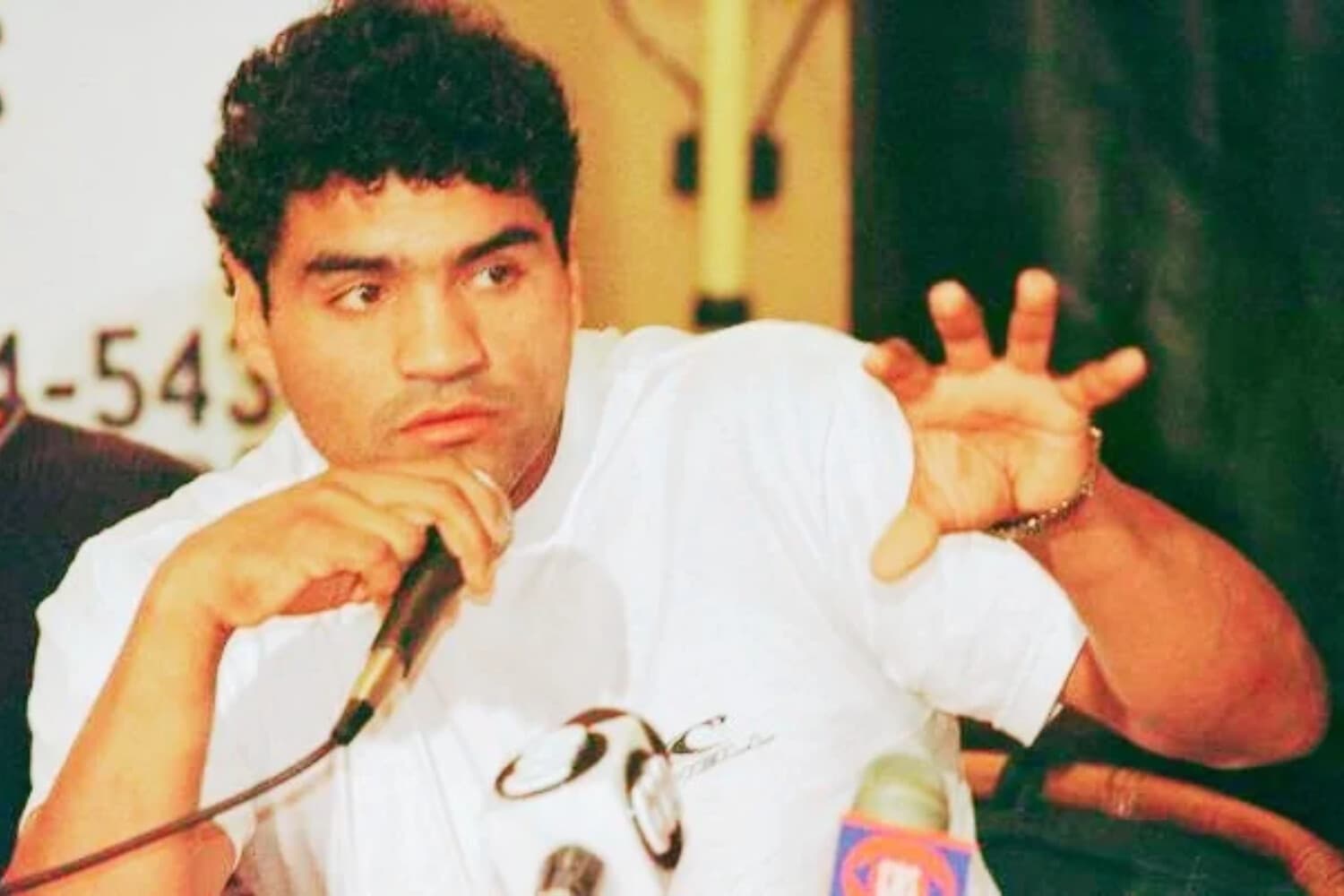 El argentino Jorge "Locomotora" Castro habla con la prensa 10 junio en Ciudad Panama (ELIANA APONTE/AFP via Getty Images)