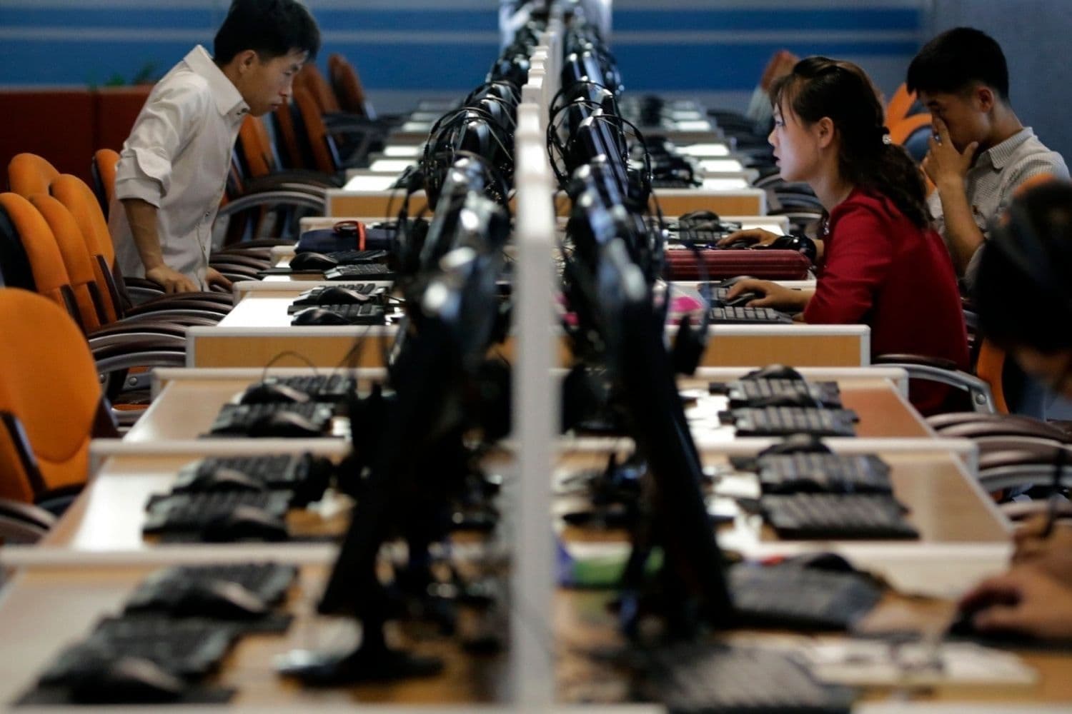 Ciudadanos de Corea del Norte utilizan terminales de computadora en el Complejo Científico-Tecnológico de Pyongyang, Corea del Norte, el 16 de junio de 2017. (Wong Maye-E/Archivo/Foto AP)