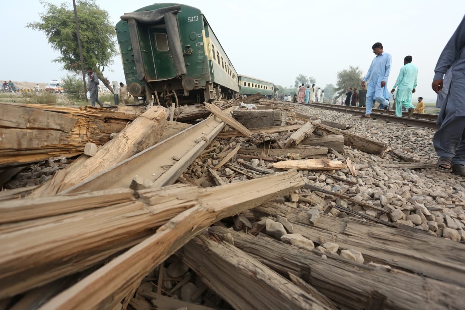 Vista de los vagones descarrilados del tren de pasajeros Rehman Baba Express cerca de la estación de tren de Sher Shah en Multan, Pakistán, el 13 de octubre de 2026.
(EFE/MANSOOR ABBÁS)