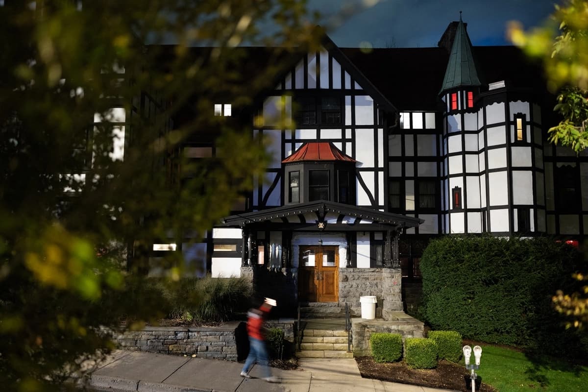 El edificio del campus de la Universidad de Cornell donde presuntamente ocurrió una violación colectiva, en Ithaca, Nueva York, el 2 de octubre de 2026. (Matt Burkhartt/AFP vía Getty Images)