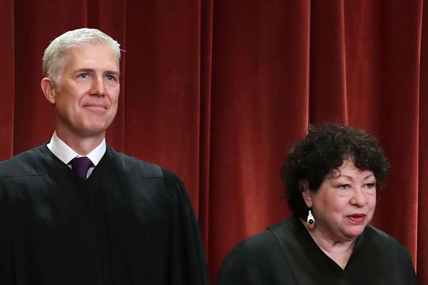 El juez asociado Neil Gorsuch, la jueza asociada Sonia Sotomayor en la Sala de Conferencias Este del edificio de la Corte Suprema el 30 de noviembre de 2018 en Washington, DC. (Chip Somodevilla/Getty Images)