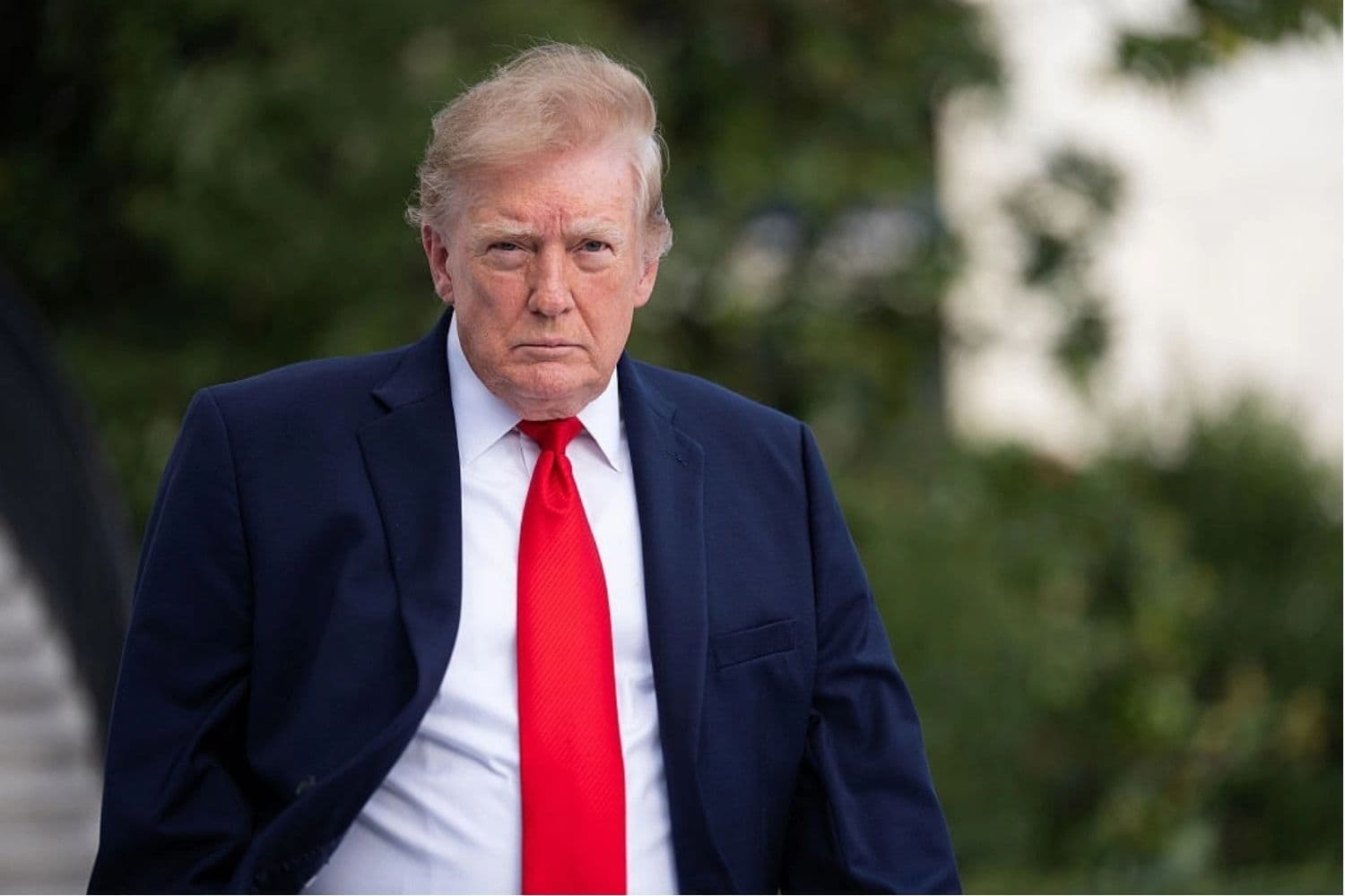 El presidente de EE. UU., Donald Trump, camina por el Jardín Sur al salir de la Casa Blanca en Washington el 12 de octubre de 2026. (Aaron Schwartz/Getty Images)